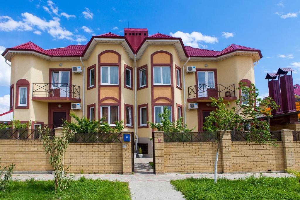 Bukhta №5 Guest House في أدلر: منزل كبير بسقف احمر