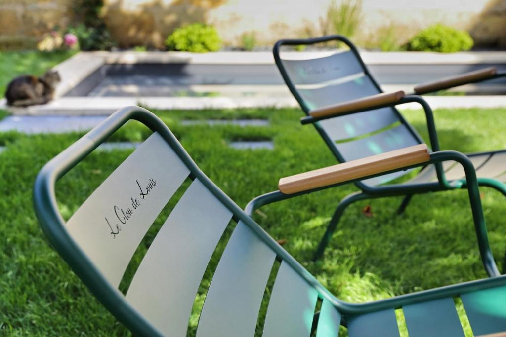 ボルドーにあるLe Clou de Louisの草の上に座る椅子2脚