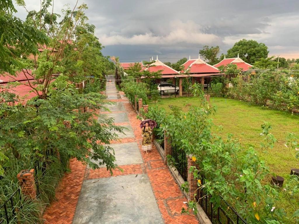 een uitzicht over de tuin met tomatenplanten bij Bat Rice Resort in Battambang