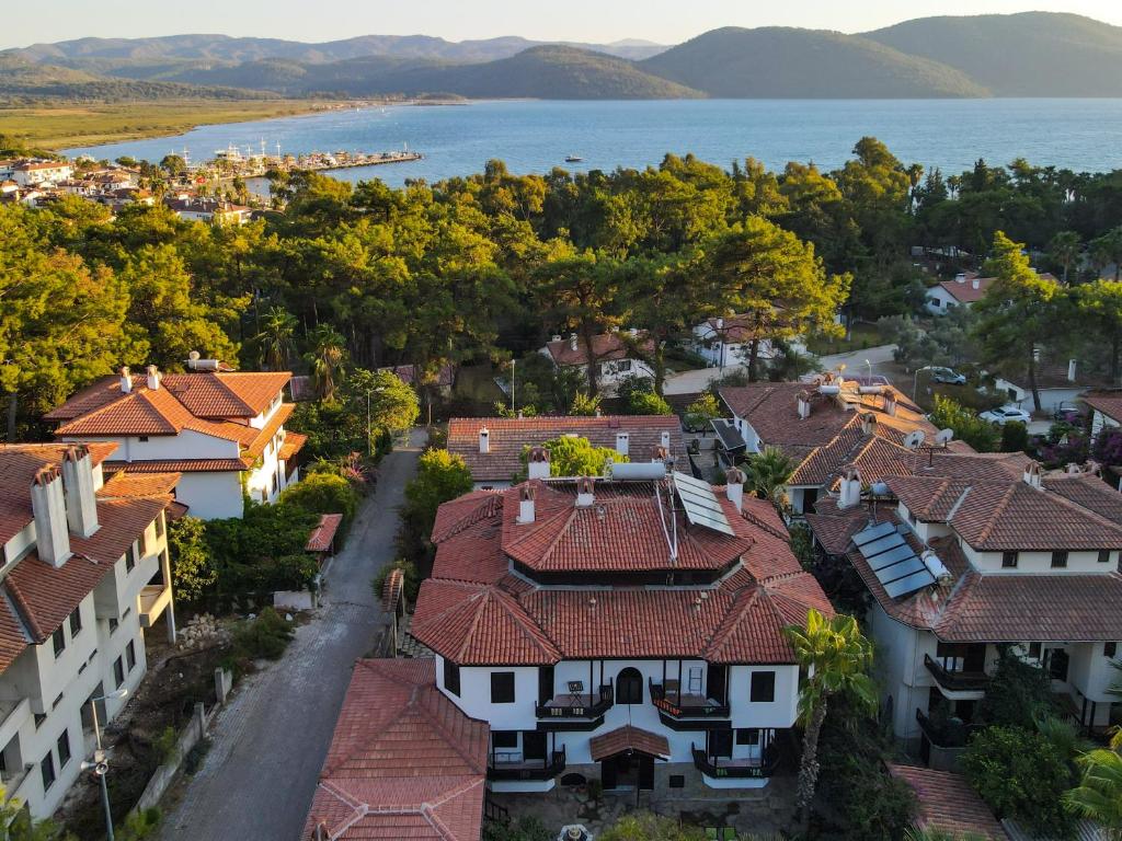 una vista aerea di una città con case e acqua di Liya Boutique Hotel & Suites ad Akyaka