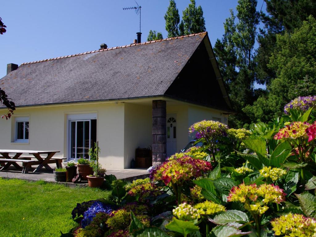 a cottage with flowers in front of it at Châtelet Camelot in Plouha