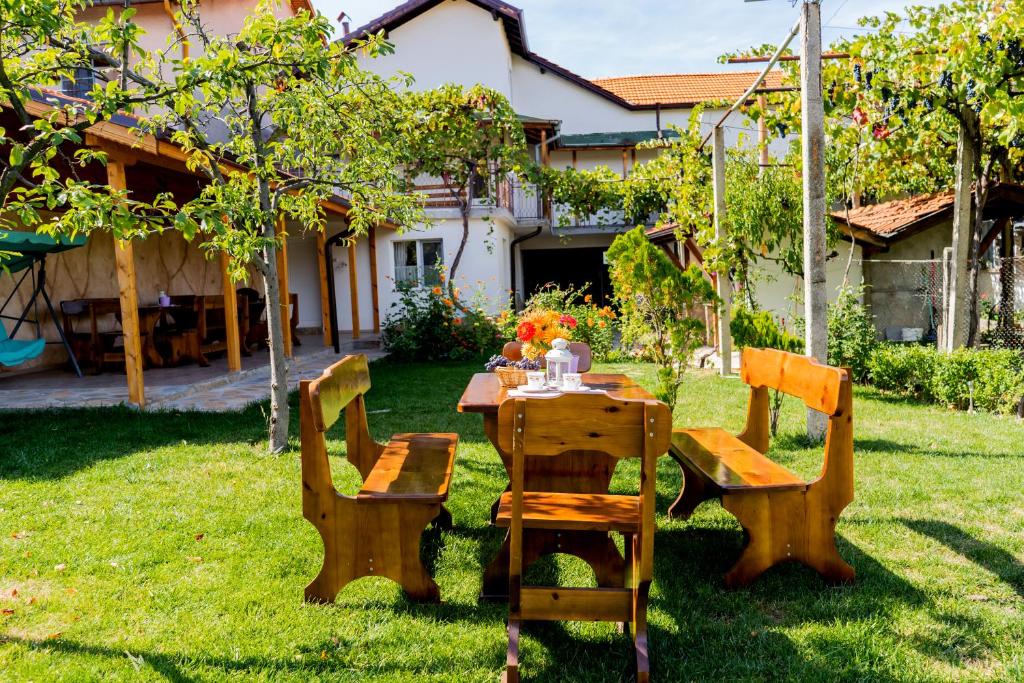 una mesa y sillas en el patio de una casa en Къща Лиляна en Resilovo