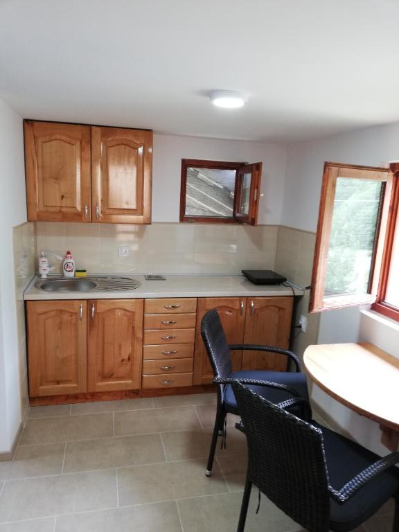 Kuchyň nebo kuchyňský kout v ubytování Sobe i apartmani Simic