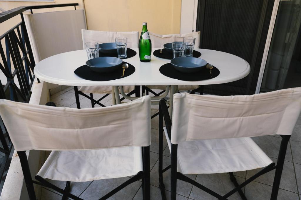Nápoje v ubytování Spacious apartment close to the sea and the city center