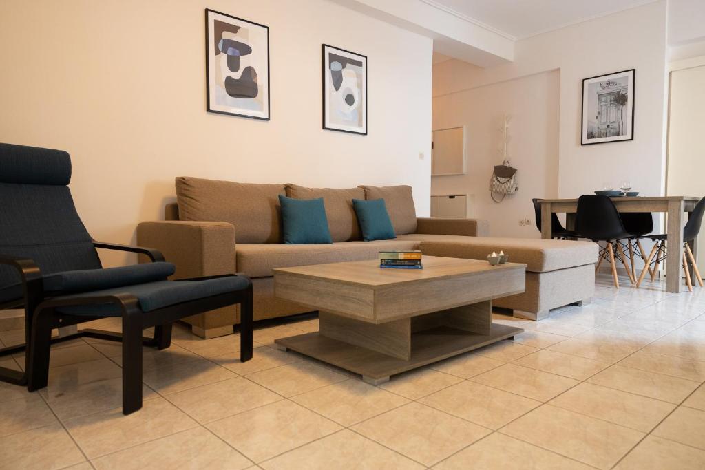 uma sala de estar com um sofá e uma mesa em Spacious apartment close to the sea and the city center em Atenas