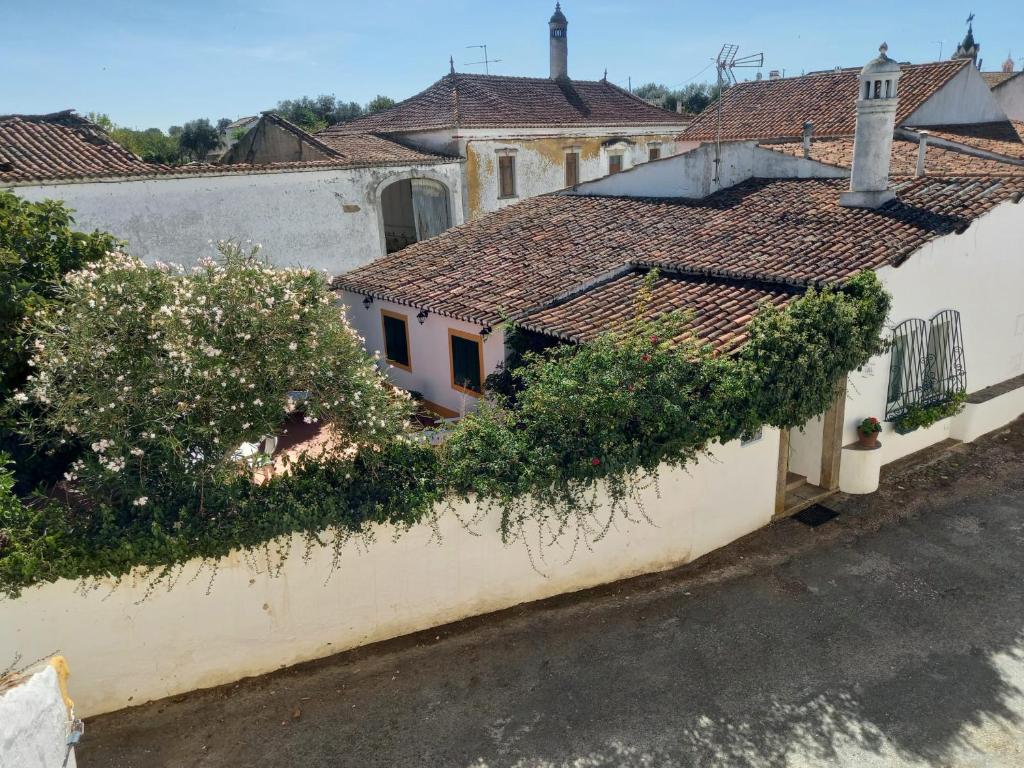 奧里基的住宿－Solar da Cavalariça，一群树木和屋顶的建筑