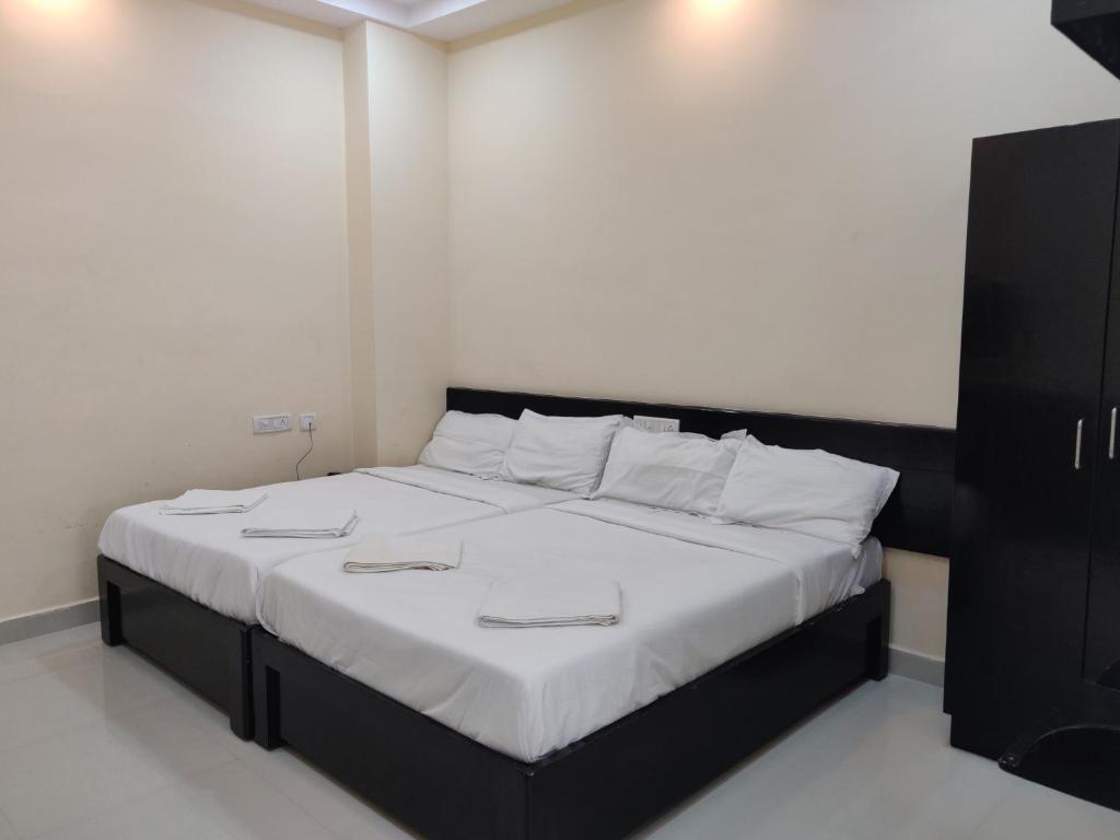 Postel nebo postele na pokoji v ubytování SRI VIGNESH RESIDENCY