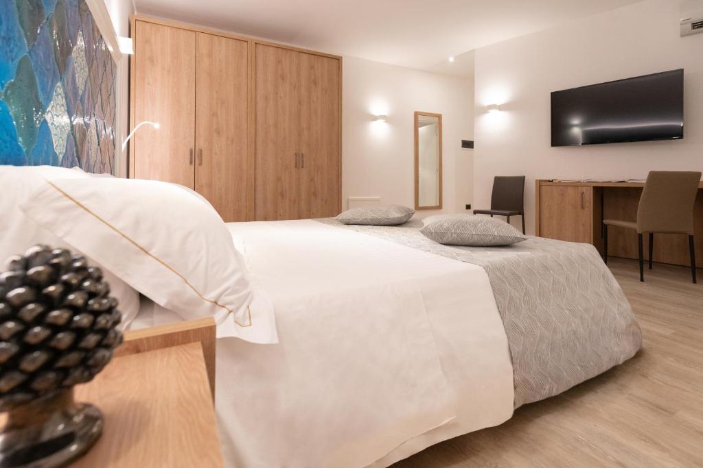 Telewizja i/lub zestaw kina domowego w obiekcie Splendid Hotel Taormina