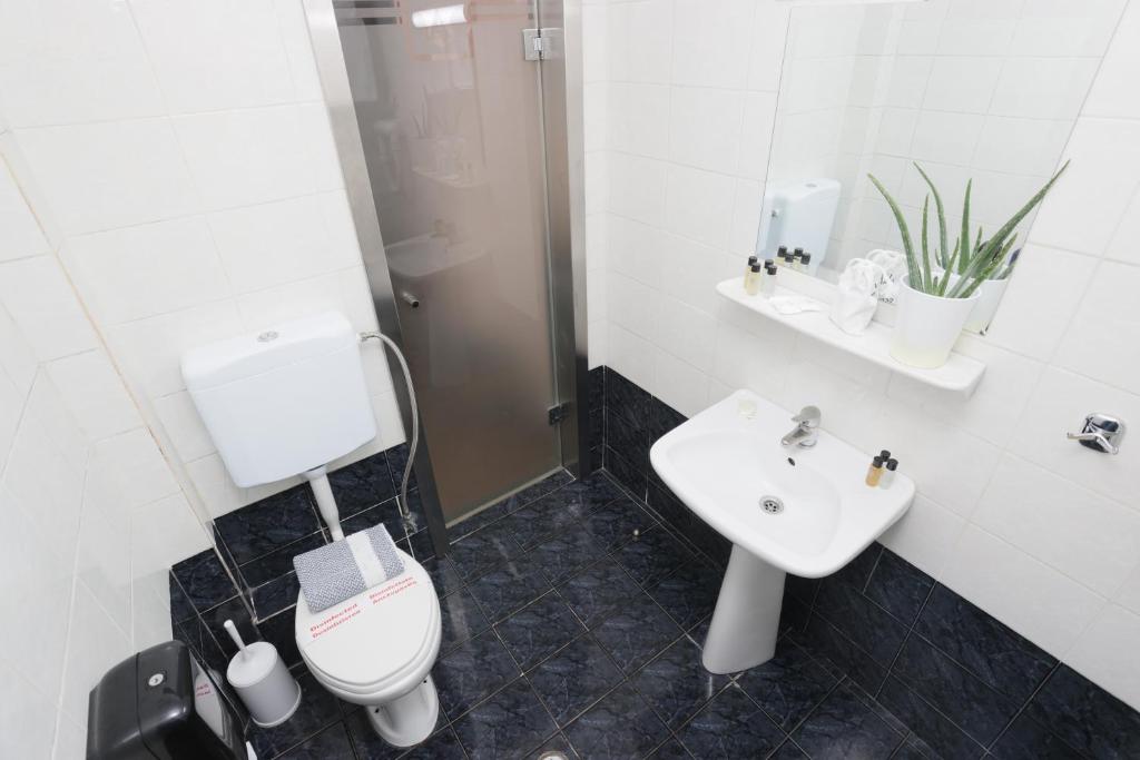 Koupelna v ubytování Aegeon Hotel
