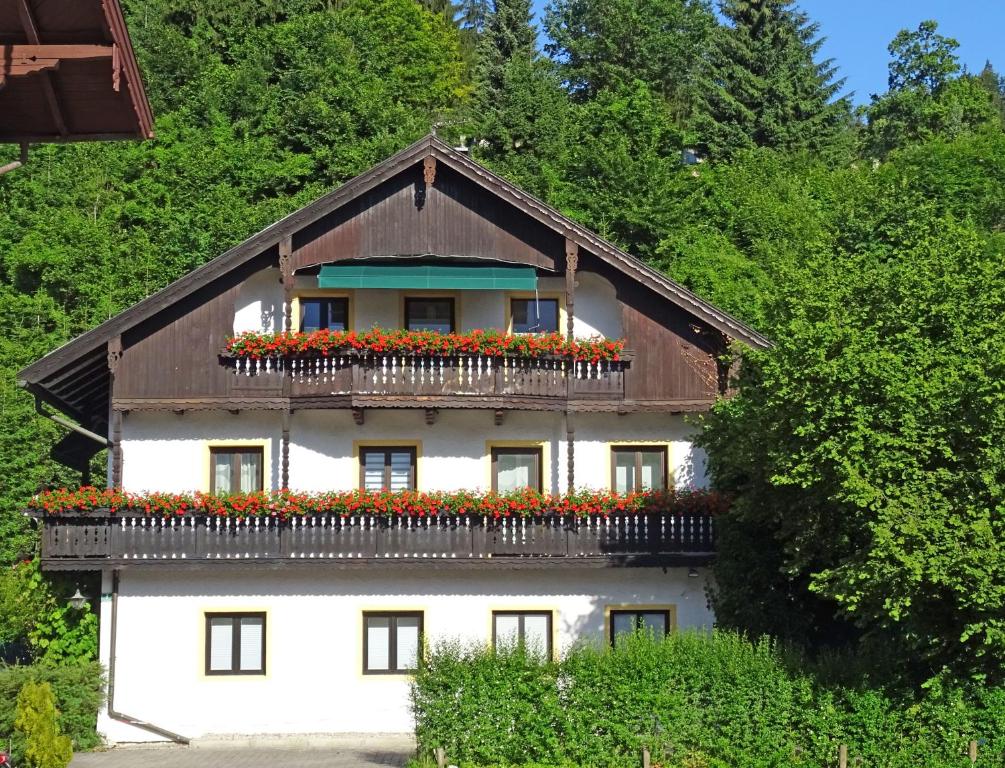 ein Haus mit einem Balkon mit Blumen darauf in der Unterkunft Ferienwohnung Litterscheid in Kiefersfelden