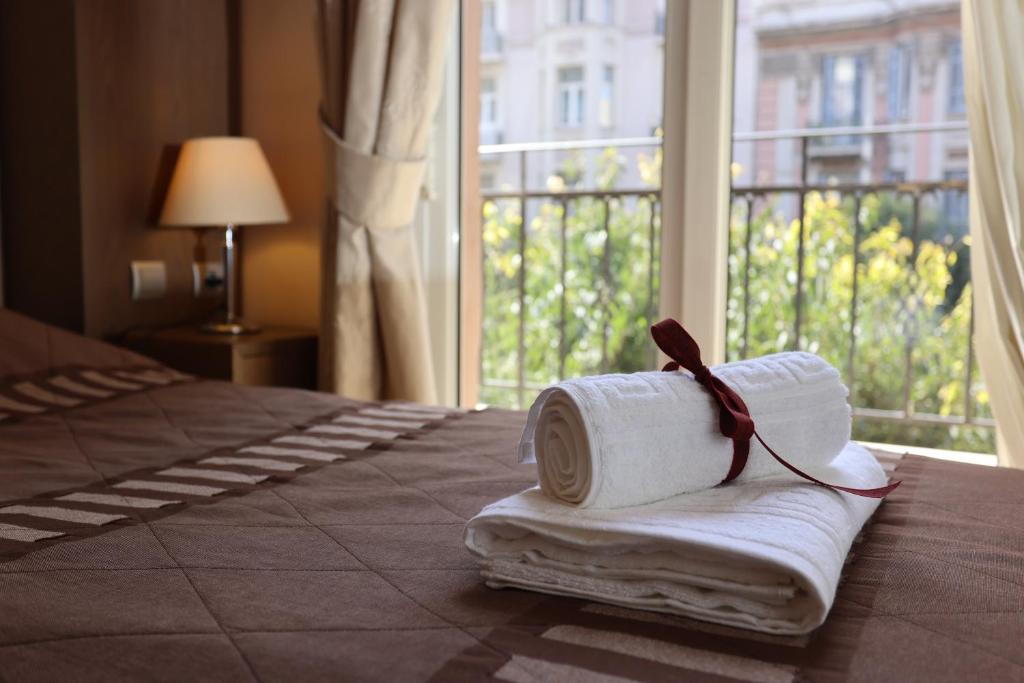 Postel nebo postele na pokoji v ubytování Aegeon Hotel