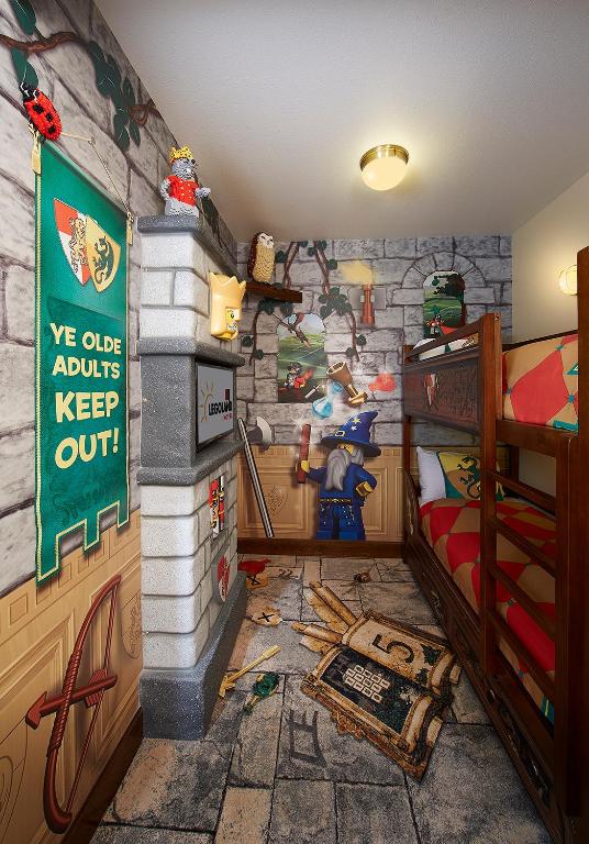Palanda nebo palandy na pokoji v ubytování LEGOLAND New York Resort