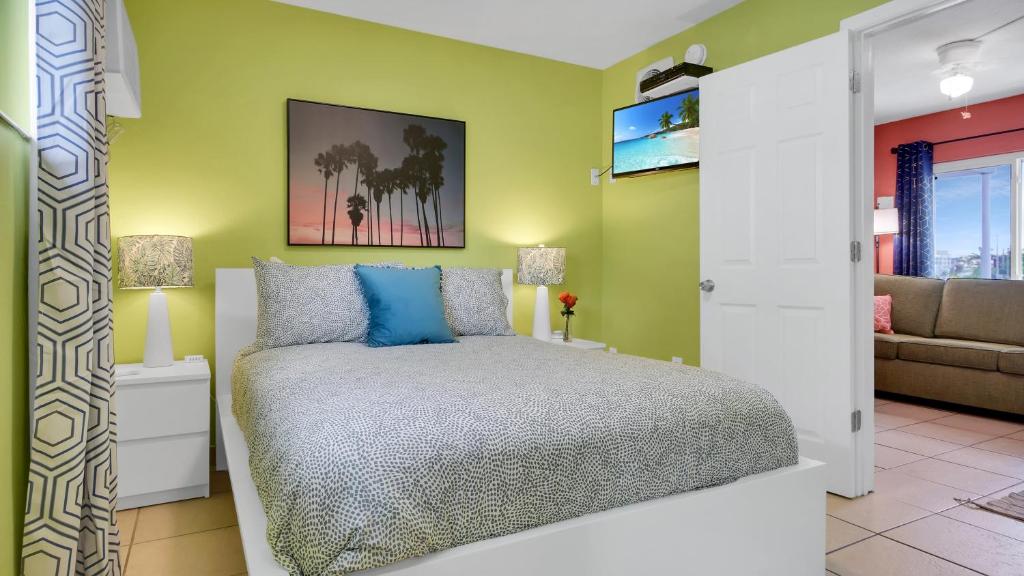 1 dormitorio con 1 cama y 1 sofá en The Beach House - Treasure Island, en St Pete Beach