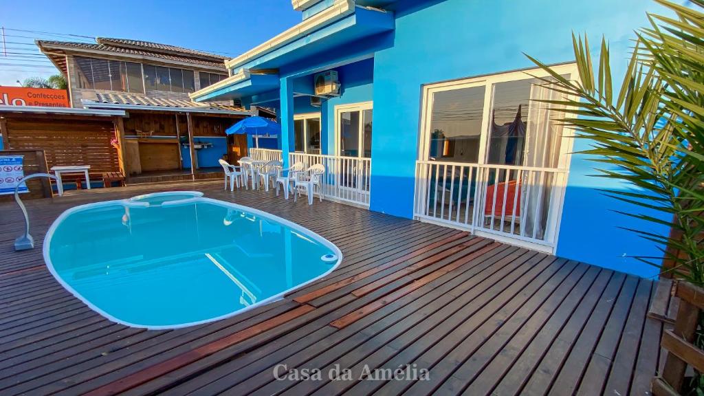 una terraza con piscina y una casa en Casa da Amélia, en Penha