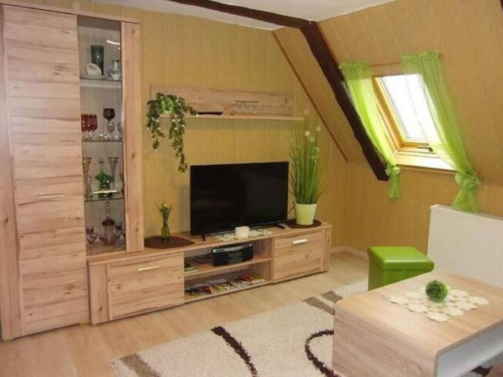 ein Wohnzimmer mit einem großen Entertainment-Center mit einem TV in der Unterkunft Holiday home in Saxon Switzerland quiet location big garden grilling area in Lichtenhain