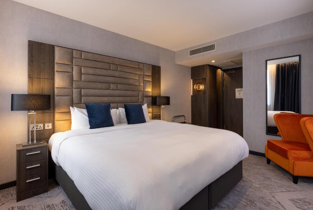 Voodi või voodid majutusasutuse River Ness Hotel, a member of Radisson Individuals toas