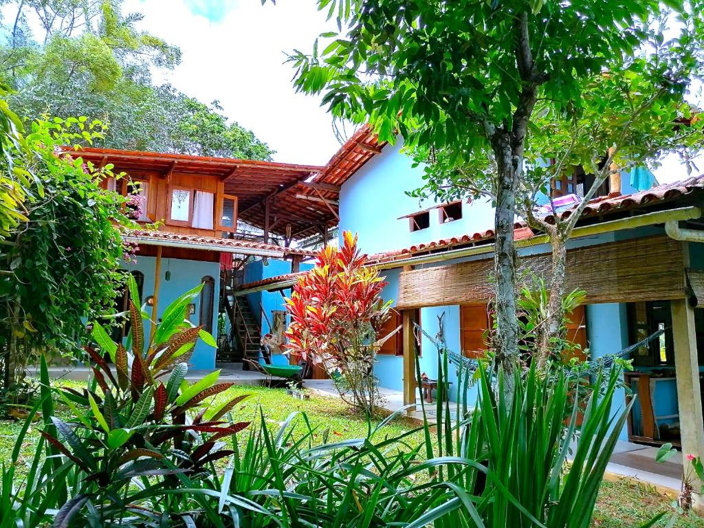 una casa con un jardín delante de ella en CASA AITI, ex-Casa da Cris e Paulo en Ilha de Boipeba