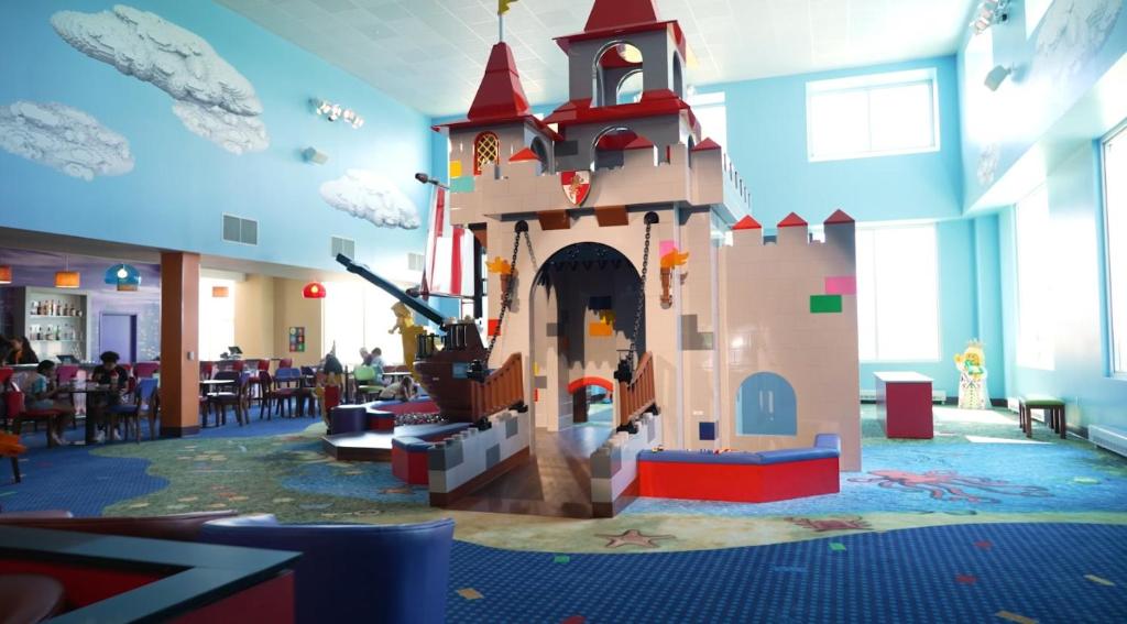 Bazén v ubytování LEGOLAND New York Resort nebo v jeho okolí