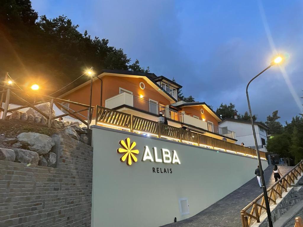 un panneau indiquant un hôtel alfa devant une maison dans l'établissement Alba Relais, à Nemoli