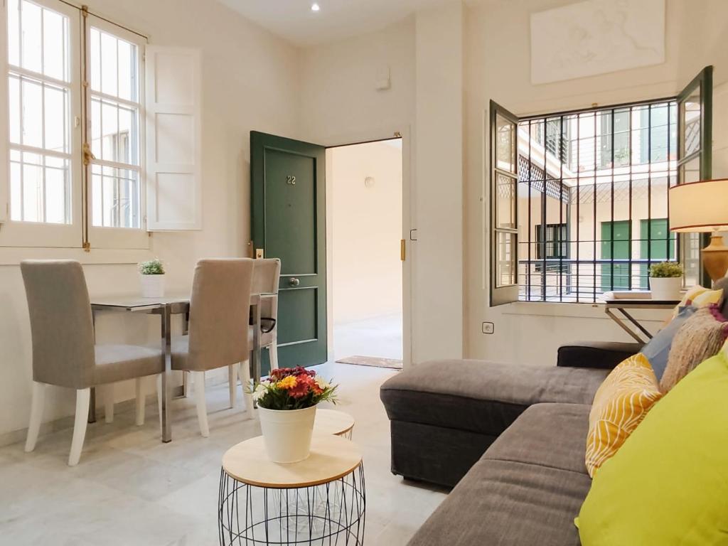 Część wypoczynkowa w obiekcie HomeySeville-Bright Apartment at Santa Cruz 4 pax, Parking Optional