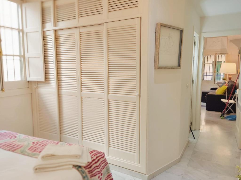 Łóżko lub łóżka w pokoju w obiekcie HomeySeville-Bright Apartment at Santa Cruz 4 pax, Parking Optional