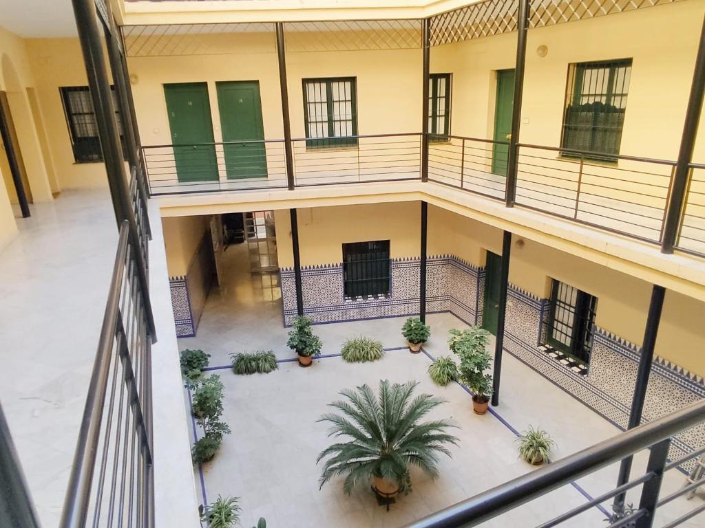 Balkon lub taras w obiekcie HomeySeville-Bright Apartment at Santa Cruz 4 pax, Parking Optional