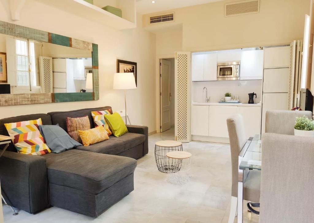salon z kanapą i stołem w obiekcie HomeySeville-Bright Apartment at Santa Cruz 4 pax, Parking Optional w Sewilli