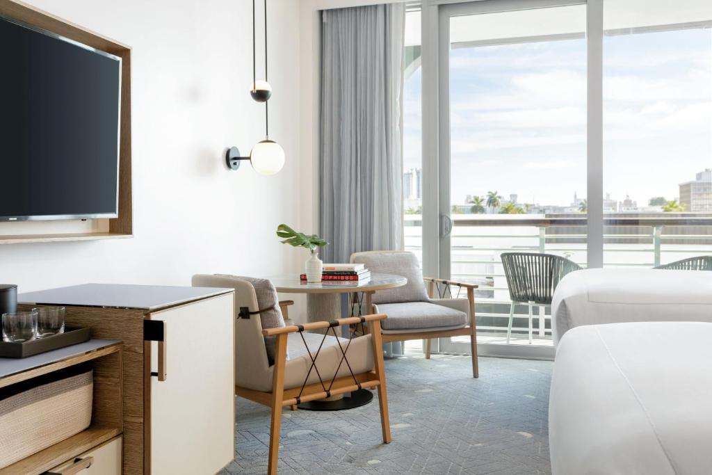 Kimpton - Hotel Palomar South Beach, an IHG Hotel - Quarto Duplo Premium Com Duas Camas De Casal, Varanda E Vista Da Cidade