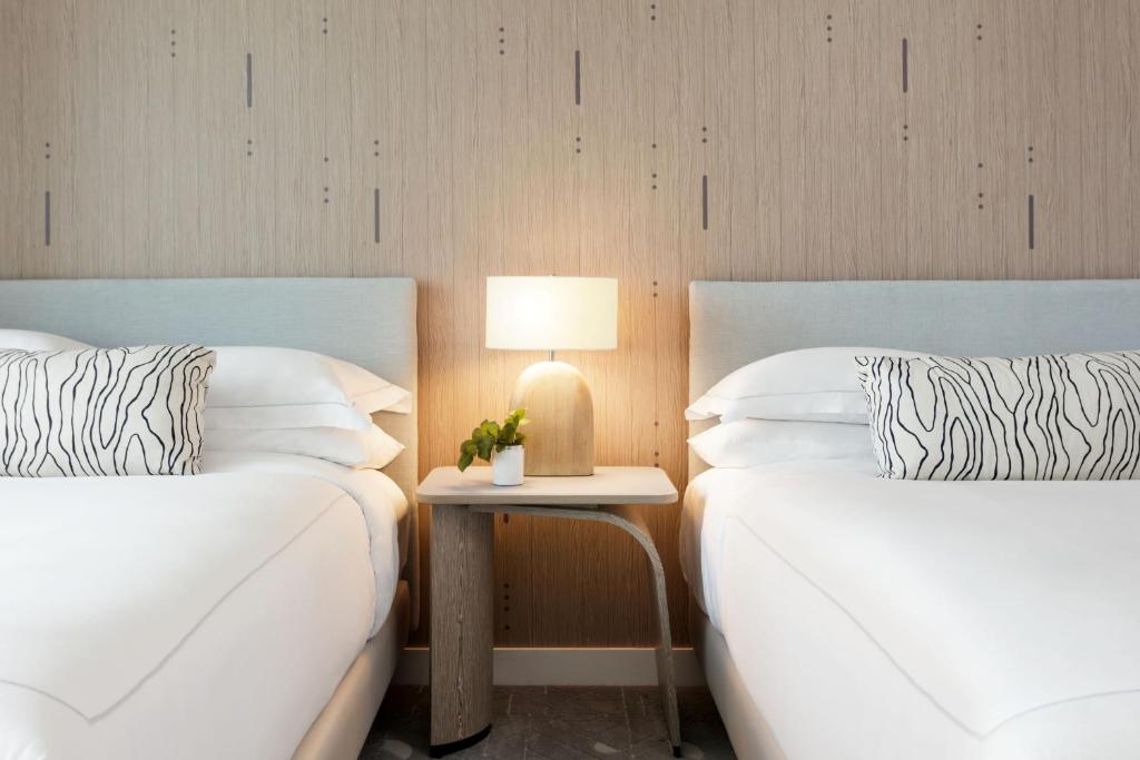 Kimpton - Hotel Palomar South Beach, an IHG Hotel - Quarto Duplo Com Duas Camas De Casal E Vista Da Cidade