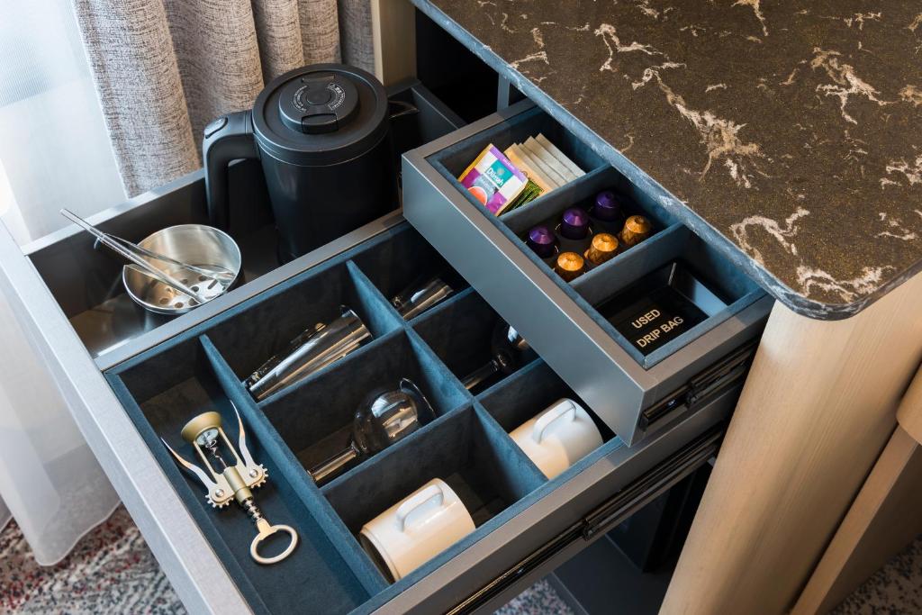 Příslušenství pro přípravu čaje a kávy v ubytování Hotel Metropolitan Edmont Tokyo