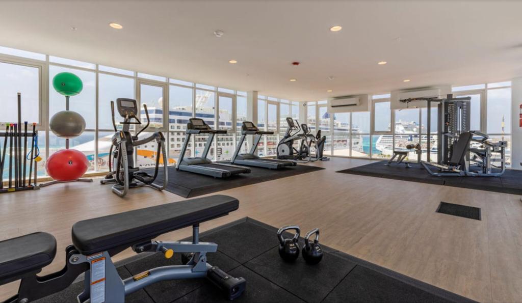 Fitness centrum a/nebo fitness zařízení v ubytování Ocean View Condo overlooking the Caribbean Sea