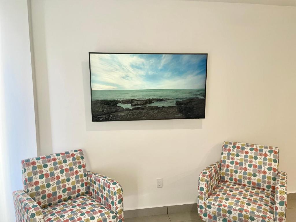 TV a/nebo společenská místnost v ubytování Ocean View Condo overlooking the Caribbean Sea