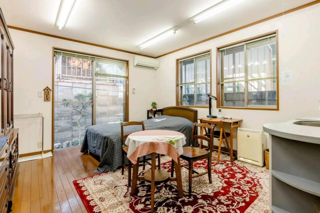 um quarto com uma cama e uma mesa e algumas janelas em Sakai Kita-ku - House - Vacation STAY 10593 em Asakayamachō