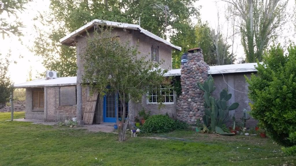 una pequeña casa de piedra en un patio en Hospedaje Finca La Siciliana en San Martín