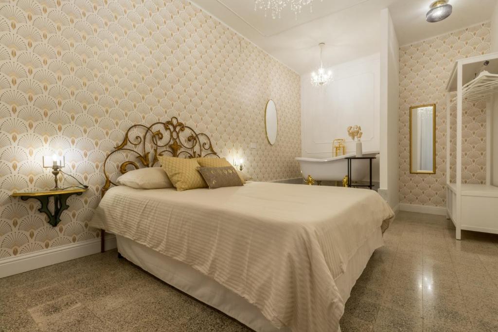 een slaapkamer met een groot bed in een kamer bij Casa dei Liuti in Alghero