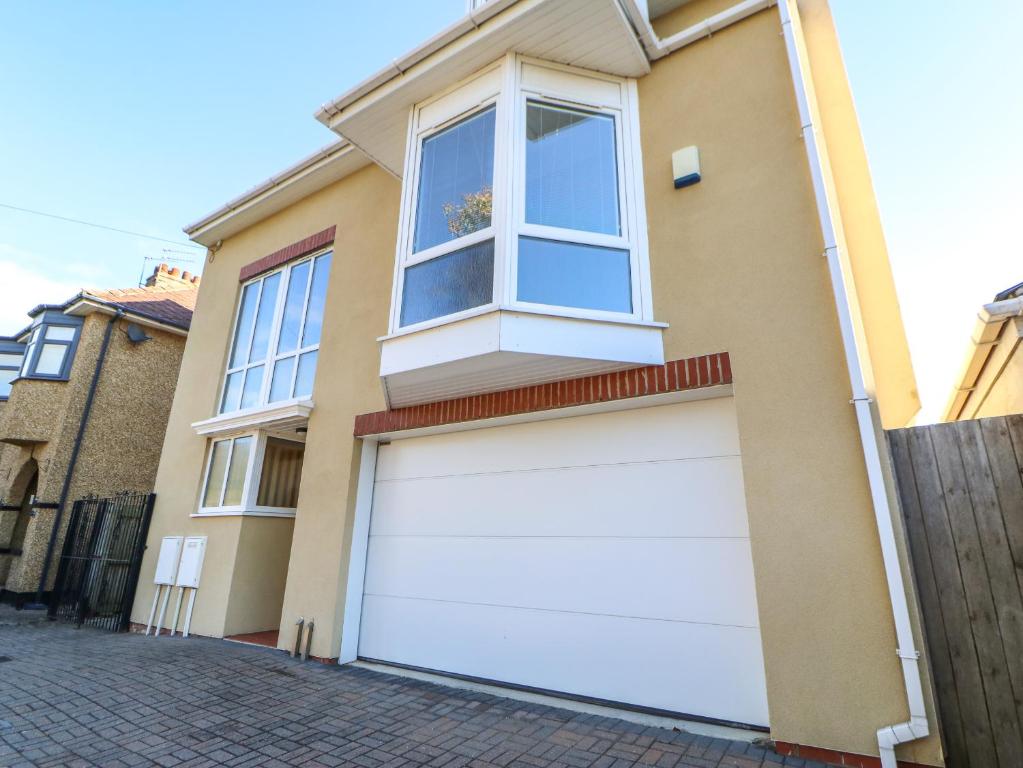 ein Haus mit weißen Garagentoren in einer Straße in der Unterkunft Mead House in Darlington