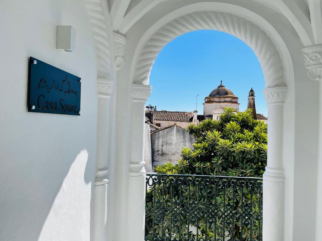 un arco con vistas a un edificio en Casa Soure Suites and Apartments, en Évora