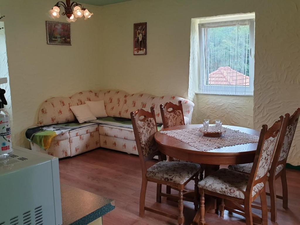 House Roza - One-Bedroom Holiday Home