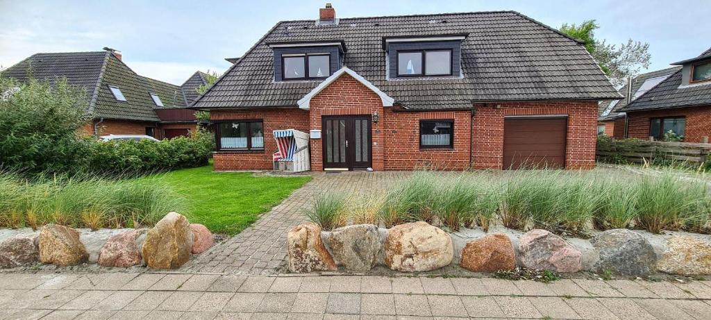a brick house with rocks in front of it at Seesternchen-FeWo-Nr-1-EG in Böhl