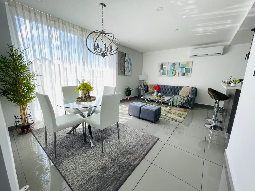 a living room with a table and a couch at Fino y Elegante Condominio Ejecutivo in San Pedro Sula