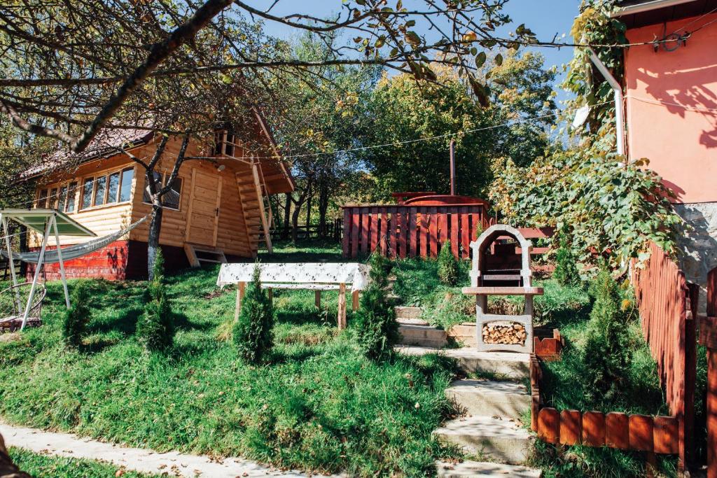 a garden with a bird house and a fence at Relaxare in Sohodol, Alba in Sohodol