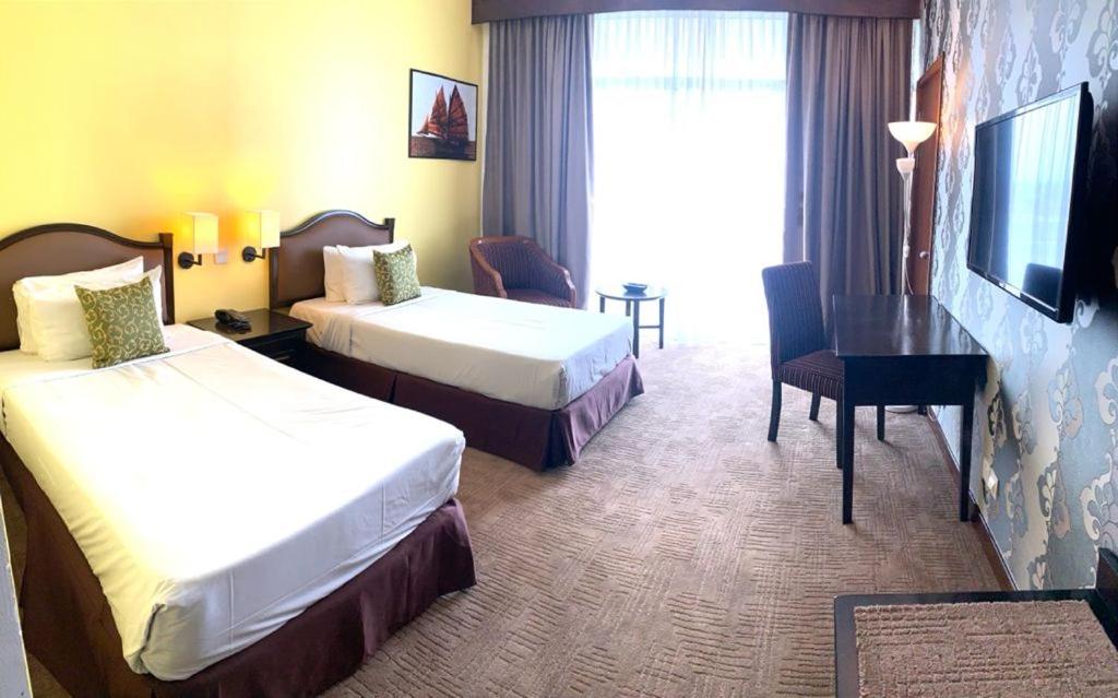 Postel nebo postele na pokoji v ubytování EHSAN SEAVIEW HOTEL PORT DICKSON