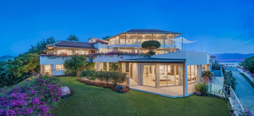 - une vue aérienne sur une grande maison dans l'établissement Baan Bon Khao - Seaview Private Villa, à Choeng Mon Beach