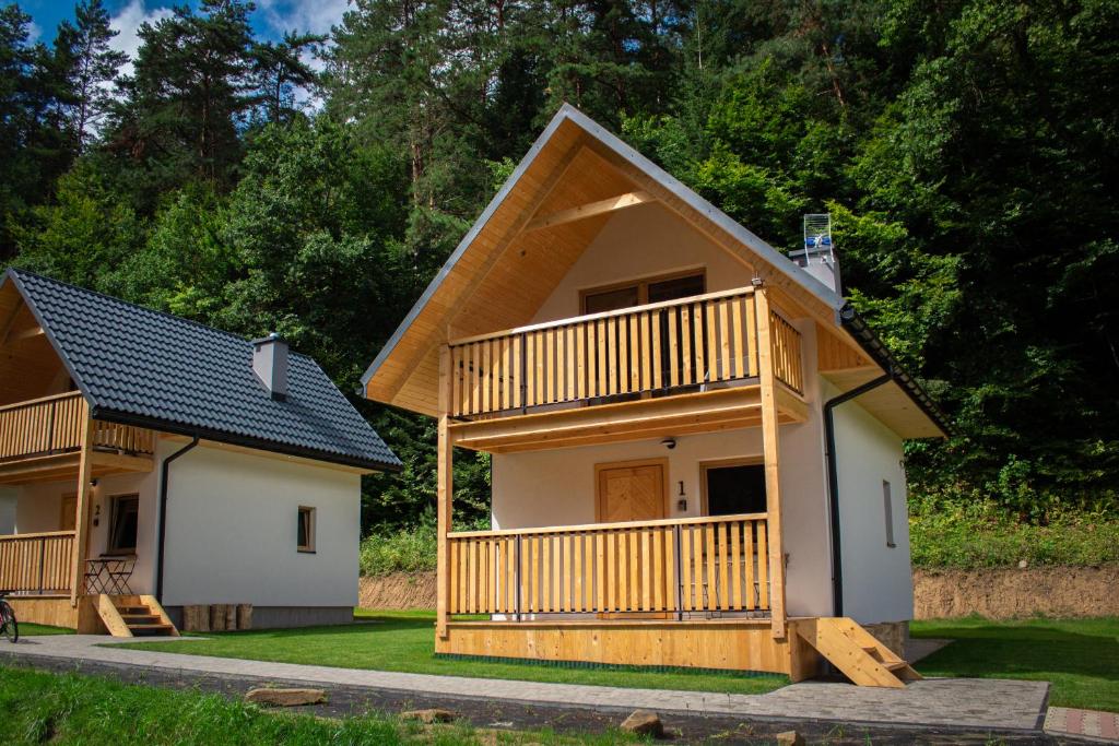 ein Haus mit einer Veranda und einer Terrasse in der Unterkunft Domki na Zaciszu in Lesko
