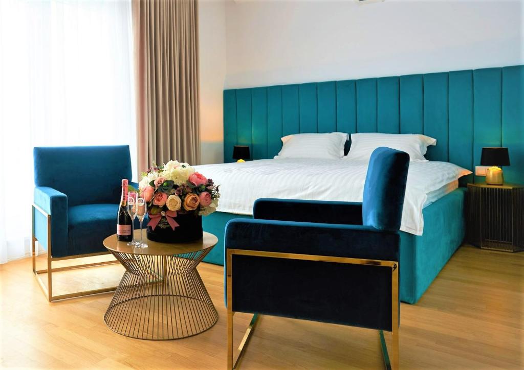 Un pat sau paturi într-o cameră la Hotel Glory