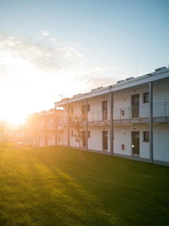 Východ nebo západ slunce při pohledu z hotelu nebo okolí