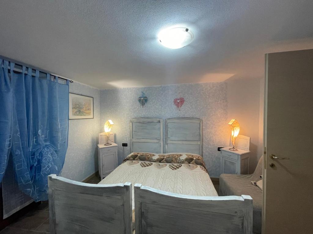 Łóżko lub łóżka w pokoju w obiekcie LA CASA DI PUCCI nel borgo affrescato di PARLASCO