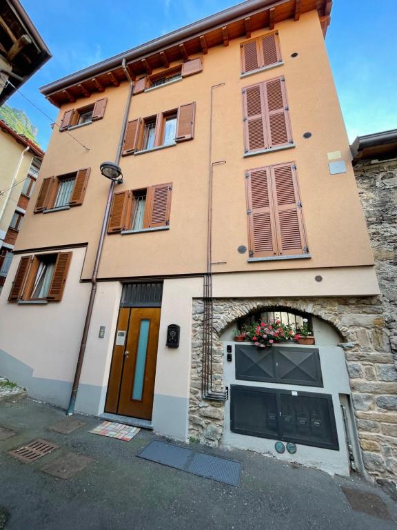 budynek z drzwiami i oknem w obiekcie LA CASA DI PUCCI nel borgo affrescato di PARLASCO w mieście Cortenova