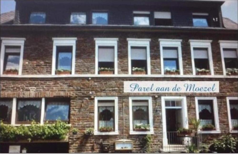 a brick building with a sign that reads tuned can be magical at Parel aan de Moezel in Bruttig-Fankel