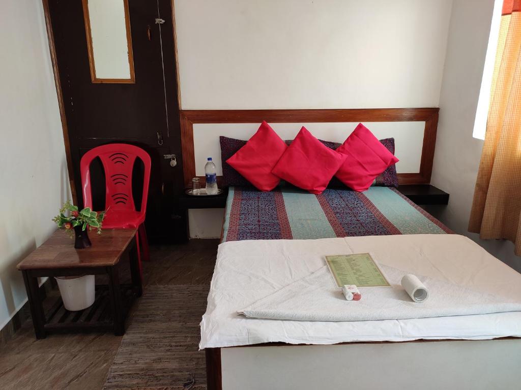 Postel nebo postele na pokoji v ubytování Agra Paying Guest House